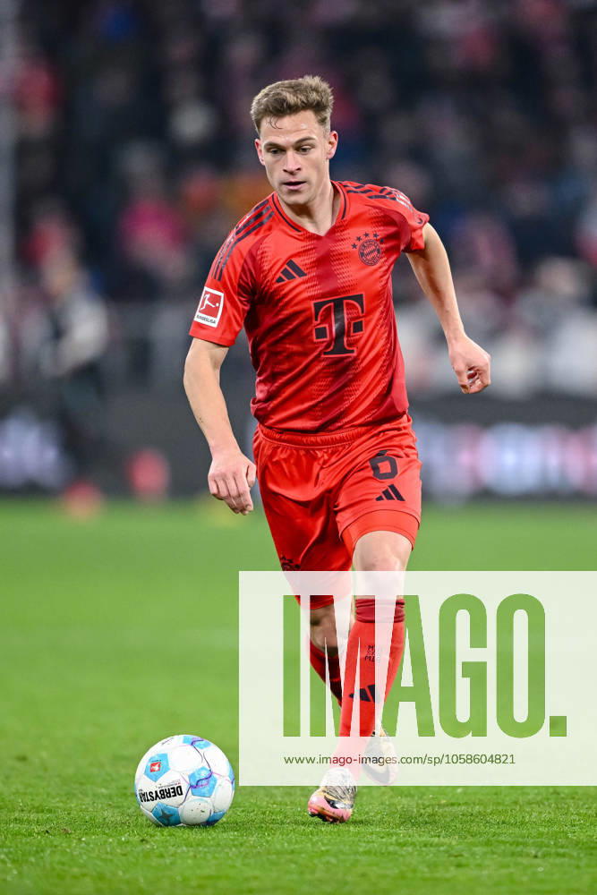 Joshua Kimmich (FC Bayern Muenchen) in Aktion, am Ball, Einzelaktion waehrend des Spiels der 1. Bundesliga zwischen FC Bayern München und SV Werder Bremen, Allianz Arena am 07. February 2025 in München, Deutschland. (Foto von Harry Langer DeFodi Images) +++ Joshua Kimmich (FC Bayern Muenchen) controls the Ball during the Bundesliga match between FC Bayern München and SV Werder Bremen at Allianz Arena on February 7, 2025 in Munich, Germany. (Photo by Harry Langer DeFodi Images) DFL regulations prohibit any use of photographs as image sequences and or quasi-video. (Photo by Harry Langer DeFodi Images) DFL regulations prohibit any use of photographs as image sequences and or quasi-video. Defodi-541_FCBSVW20250207_223
