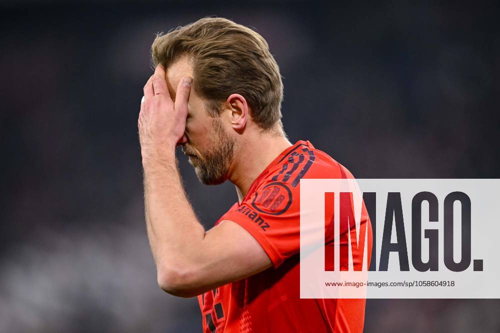 Harry Kane (FC Bayern Muenchen)ä gestikuliert, gestik, enttaeusscht waehrend des Spiels der 1. Bundesliga zwischen FC Bayern München und SV Werder Bremen, Allianz Arena am 07. February 2025 in München, Deutschland. (Foto von Harry Langer DeFodi Images) +++ Harry Kane (FC Bayern Muenchen)ä gestures, looks dejected during the Bundesliga match between FC Bayern München and SV Werder Bremen at Allianz Arena on February 7, 2025 in Munich, Germany. (Photo by Harry Langer DeFodi Images) DFL regulations prohibit any use of photographs as image sequences and or quasi-video. (Photo by Harry Langer DeFodi Images) DFL regulations prohibit any use of photographs as image sequences and or quasi-video. Defodi-541_FCBSVW20250207_318