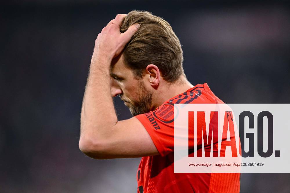 Harry Kane (FC Bayern Muenchen)ä gestikuliert, gestik, enttaeusscht waehrend des Spiels der 1. Bundesliga zwischen FC Bayern München und SV Werder Bremen, Allianz Arena am 07. February 2025 in München, Deutschland. (Foto von Harry Langer DeFodi Images) +++ Harry Kane (FC Bayern Muenchen)ä gestures, looks dejected during the Bundesliga match between FC Bayern München and SV Werder Bremen at Allianz Arena on February 7, 2025 in Munich, Germany. (Photo by Harry Langer DeFodi Images) DFL regulations prohibit any use of photographs as image sequences and or quasi-video. (Photo by Harry Langer DeFodi Images) DFL regulations prohibit any use of photographs as image sequences and or quasi-video. Defodi-541_FCBSVW20250207_320
