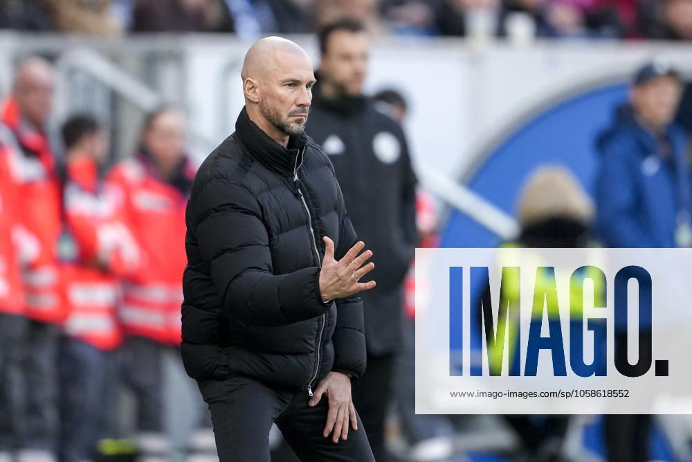 Christian Ilzer (Trainer, Cheftrainer, Hoffenheim), gibt Anweisungen, gestikuliert, mit den Armen gestikulieren, Einzelbild, Einzelfoto, Aktion, Action, 08.02.2025, Sinsheim (Deutschland), Fussball, Bundesliga, TSG 1899 Hoffenheim - 1. FC Union Berlin, DFB DFL REGULATIONS PROHIBIT ANY USE OF PHOTOGRAPHS AS IMAGE SEQUENCES AND OR QUASI-VIDEO.