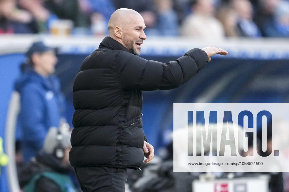 Christian Ilzer (Trainer, Cheftrainer, Hoffenheim), gibt Anweisungen, gestikuliert, mit den Armen gestikulieren, Einzelbild, Einzelfoto, Aktion, Action, 08.02.2025, Sinsheim (Deutschland), Fussball, Bundesliga, TSG 1899 Hoffenheim - 1. FC Union Berlin, DFB DFL REGULATIONS PROHIBIT ANY USE OF PHOTOGRAPHS AS IMAGE SEQUENCES AND OR QUASI-VIDEO.