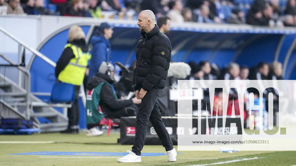 Christian Ilzer (Trainer, Cheftrainer, Hoffenheim), Freisteller, Ganzkörper, Einzelbild, Einzelfoto, Aktion, Action, enttäuscht schauend, Enttäuschung, Frustration, disappointed, pessimistisch, am Spielfeldrand, an der Seitenauslinie, 08.02.2025, Sinsheim (Deutschland), Fussball, Bundesliga, TSG 1899 Hoffenheim - 1. FC Union Berlin, DFB DFL REGULATIONS PROHIBIT ANY USE OF PHOTOGRAPHS AS IMAGE SEQUENCES AND OR QUASI-VIDEO.