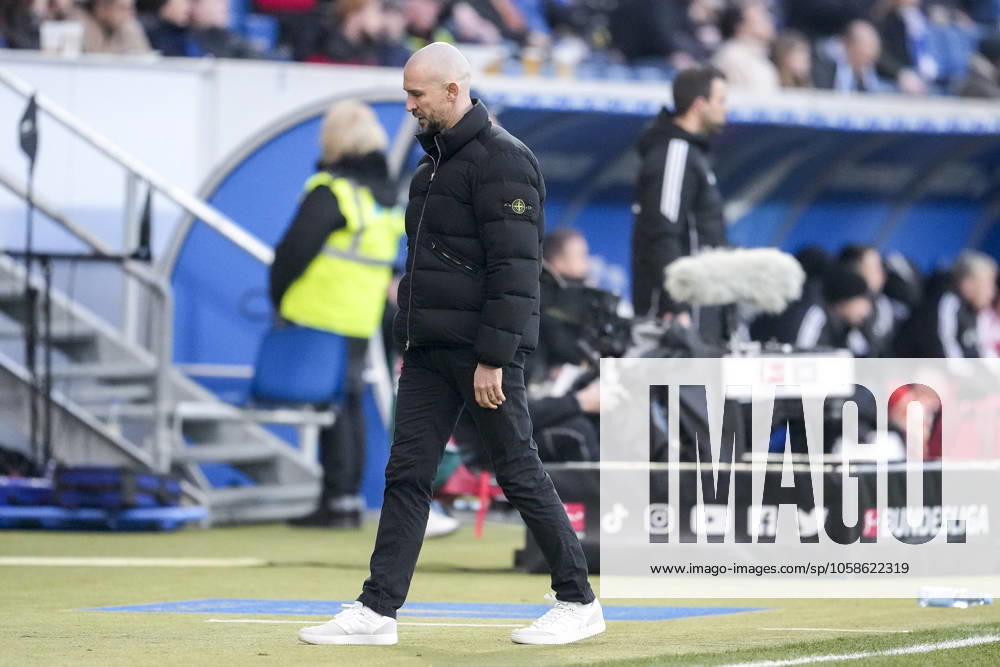 Christian Ilzer (Trainer, Cheftrainer, Hoffenheim), Freisteller, Ganzkörper, Einzelbild, Einzelfoto, Aktion, Action, enttäuscht schauend, Enttäuschung, Frustration, disappointed, pessimistisch, am Spielfeldrand, an der Seitenauslinie, 08.02.2025, Sinsheim (Deutschland), Fussball, Bundesliga, TSG 1899 Hoffenheim - 1. FC Union Berlin, DFB DFL REGULATIONS PROHIBIT ANY USE OF PHOTOGRAPHS AS IMAGE SEQUENCES AND OR QUASI-VIDEO.