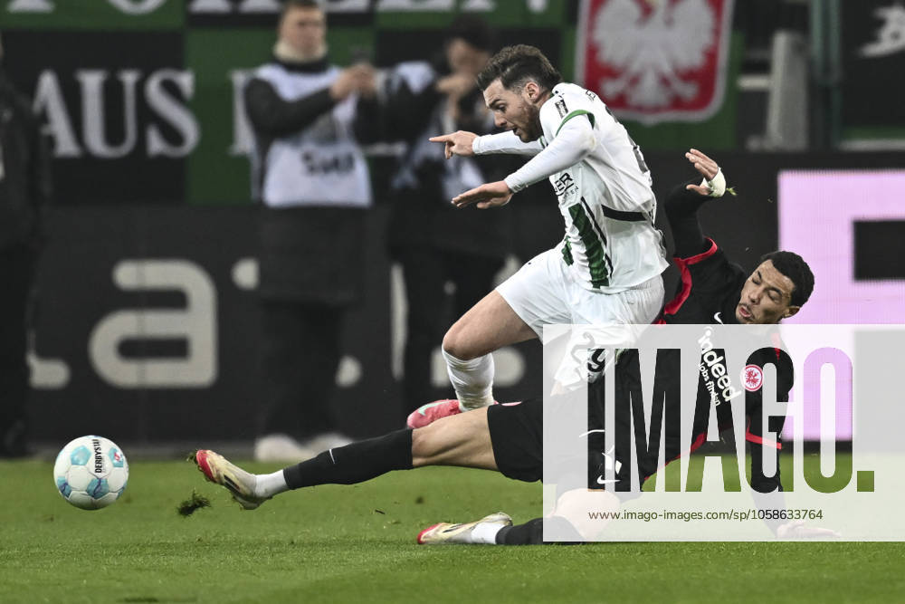 V. li. im Zweikampf Joe Scally (Moenchengladbach 29) Hugo Ekitike (Frankfurt 11) 08.02.2025 Fussball Borussia Dortmund vs VfB Stuttgart , Signal Iduna Park, Dortmund, DFB DFL REGULATIONS PROHIBIT ANY USE OF PHOTOGRAPHS AS IMAGE SEQUENCES AND OR QUASI-VIDEO