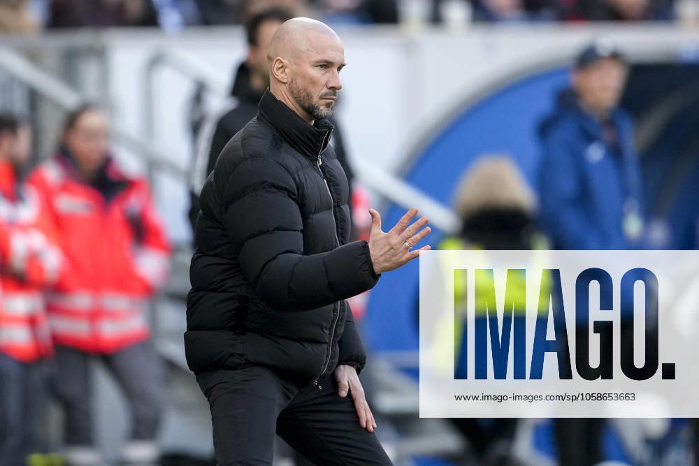Christian Ilzer (Trainer, Cheftrainer, Hoffenheim), gibt Anweisungen, gestikuliert, mit den Armen gestikulieren, Einzelbild, Einzelfoto, Aktion, Action, 08.02.2025, Sinsheim (Deutschland), Fussball, Bundesliga, TSG 1899 Hoffenheim - 1. FC Union Berlin, DFB DFL REGULATIONS PROHIBIT ANY USE OF PHOTOGRAPHS AS IMAGE SEQUENCES AND OR QUASI-VIDEO.