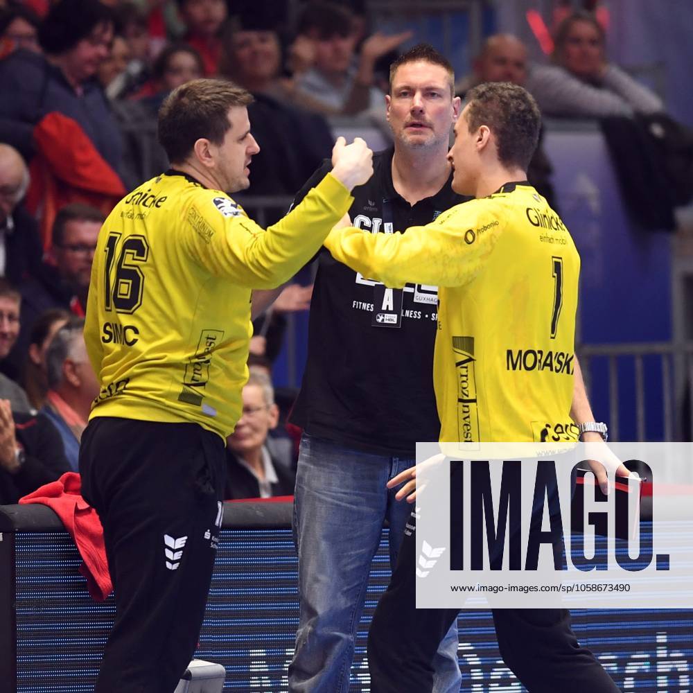 Jubel bei Nebojsa Simic (Torwart MT Melsungen 16); Carsten Lichtlein (Torwart-Trainer MT Melsungen), Adam Morawski (Torwart MT Melsungen 1) (L-R) , GER, MT Melsungen - Frisch Auf Goeppingen, Handball, 1. Bundesliga, 18. Spieltag, Saison 2024 2025, 08.02.2025, GER, MT Melsungen - Frisch Auf Goeppingen, Handball, 1. Bundesliga, 18. Spieltag, Saison 2024 2025, 08.02.2025 Kassel