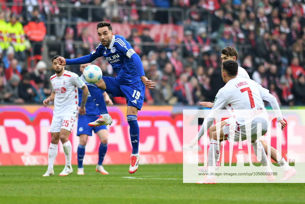 Kenan Karaman (FC Schalke 04) in Aktion, am Ball, Einzelaktion waehrend des Spiels der 2. Bundesliga zwischen 1. FC Köln und FC Schalke 04 im RheinEnergieStadion am 09. February 2025 in Köln, Deutschland. (Foto von Ralf Treese DeFodi Images) +++ Kenan Karaman (FC Schalke 04) controls the ball during the 2. Bundesliga match between 1. FC Köln and FC Schalke 04 at RheinEnergieStadion on February 9, 2025 in Cologne, Germany. (Photo by Ralf Treese DeFodi Images) DFB DFL REGULATIONS PROHIBIT ANY USE OF PHOTOGRAPHS AS IMAGE SEQUENCES AND OR QUASI-VIDEO. (Photo by Ralf Treese DeFodi Images) Defodi-521_KOES0420250209_069