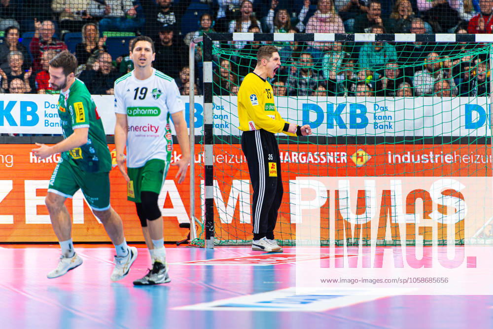 Joel Birlehm (TSV Hannover-Burgdorf, Nr. 35) (v.l.), TSV Hannover-Burgdorf (weiss) gegen SC DHfK Leipzig (grün) am 18. Spieltag der Saison 2024 2025 in der DAIKIN Handball-Bundesliga (09.02.2025, ZAG Arena (Hannover, GER),