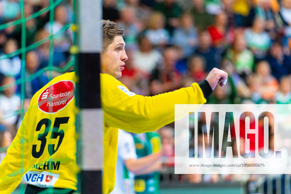 Joel Birlehm (TSV Hannover-Burgdorf, Nr. 35) (v.l.), TSV Hannover-Burgdorf (weiss) gegen SC DHfK Leipzig (grün) am 18. Spieltag der Saison 2024 2025 in der DAIKIN Handball-Bundesliga (09.02.2025, ZAG Arena (Hannover, GER),