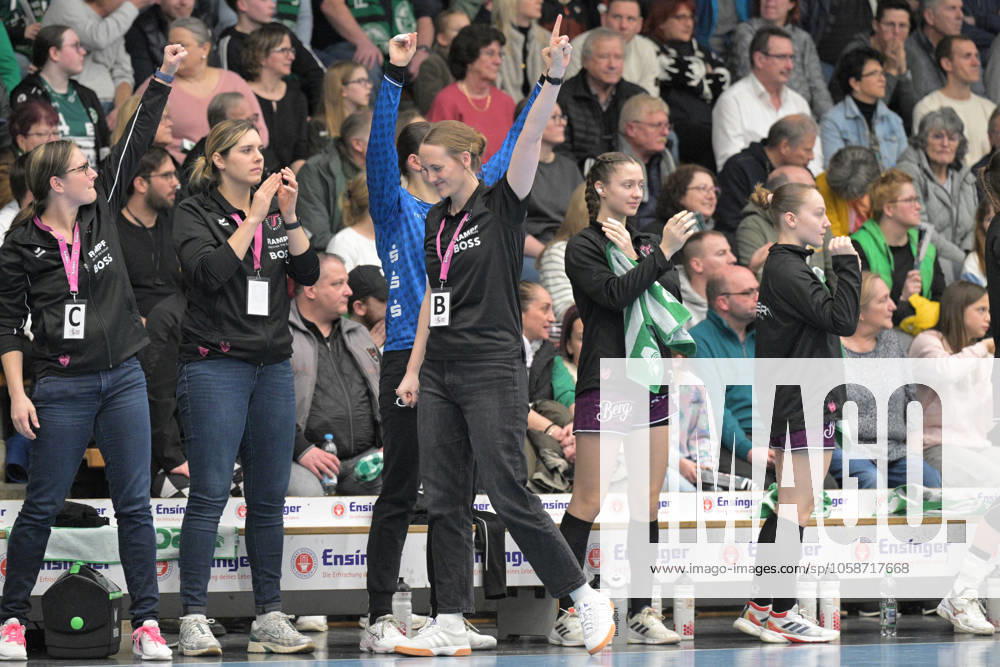 Miriam Hirsch (TusSies Metzingen, Trainerin) jubelt FrischAuf Goeppingen vs.TusSies Metzingen , Handball, HBF, 16.Ligaspieltag, Saison 2024 2025, 08.02.2025 FrischAuf Goeppingen vs.TusSies Metzingen, Handball, HBF, 16.Ligaspieltag, Saison 2024 2025, 08.02.2025 Goeppingen