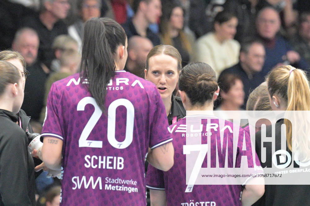 Miriam Hirsch (TusSies Metzingen, Trainerin) im Time Out FrischAuf Goeppingen vs.TusSies Metzingen , Handball, HBF, 16.Ligaspieltag, Saison 2024 2025, 08.02.2025 FrischAuf Goeppingen vs.TusSies Metzingen, Handball, HBF, 16.Ligaspieltag, Saison 2024 2025, 08.02.2025 Goeppingen