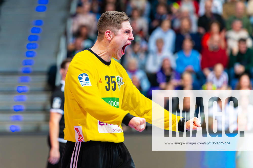 Joel Birlehm (TSV Hannover-Burgdorf, Nr. 35) (v.l.), TSV Hannover-Burgdorf (weiss) gegen SC DHfK Leipzig (grün) am 18. Spieltag der Saison 2024 2025 in der DAIKIN Handball-Bundesliga (09.02.2025, ZAG Arena (Hannover, GER),