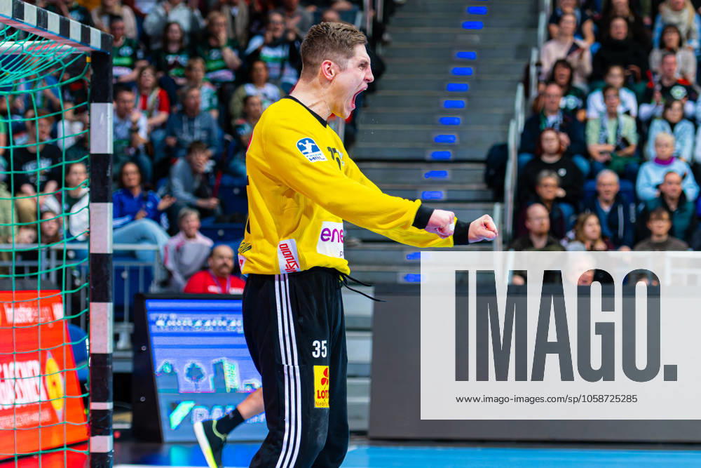 Joel Birlehm (TSV Hannover-Burgdorf, Nr. 35) (v.l.), TSV Hannover-Burgdorf (weiss) gegen SC DHfK Leipzig (grün) am 18. Spieltag der Saison 2024 2025 in der DAIKIN Handball-Bundesliga (09.02.2025, ZAG Arena (Hannover, GER),