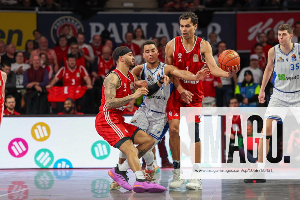 Oscar da Silva (FC Bayern Basketball, 01) mit Ball im Duell mit Garai Zeeb (Frankfurt Skyliners, 03) und Nick Weiler-Babb (FC Bayern Basketball, 00), GER, FC Bayern Muenchen vs. Skyliners Frankfurt, Basketball, easycredit Basketball Bundesliga, BBL, 21. Spieltag, Saison 2024 2025, 11.02.2025, GER, FC Bayern Muenchen vs. Skyliners Frankfurt, Basketball, easycredit Basketball Bundesliga, BBL, 21. Spieltag, Saison 2024 2025, 11.02.2025 Muenchen