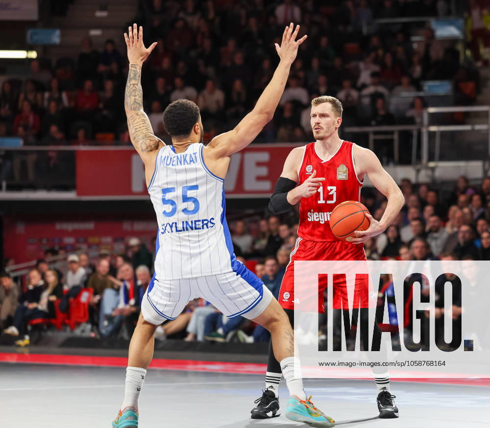 Andreas Obst (FC Bayern Basketball, 13) mit Ball mit David Muenkat (Frankfurt Skyliners, 55), GER, FC Bayern Muenchen vs. Skyliners Frankfurt, Basketball, easycredit Basketball Bundesliga, BBL, 21. Spieltag, Saison 2024 2025, 11.02.2025, GER, FC Bayern Muenchen vs. Skyliners Frankfurt, Basketball, easycredit Basketball Bundesliga, BBL, 21. Spieltag, Saison 2024 2025, 11.02.2025 Muenchen