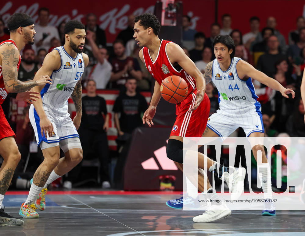 Oscar da Silva (FC Bayern Basketball, 01) mit Ball mit David Muenkat (Frankfurt Skyliners, 55) und Kamaka Hepa (Frankfurt Skyliners, 44), mit Nick Weiler-Babb (FC Bayern Basketball, 00), GER, FC Bayern Muenchen vs. Skyliners Frankfurt, Basketball, easycredit Basketball Bundesliga, BBL, 21. Spieltag, Saison 2024 2025, 11.02.2025, GER, FC Bayern Muenchen vs. Skyliners Frankfurt, Basketball, easycredit Basketball Bundesliga, BBL, 21. Spieltag, Saison 2024 2025, 11.02.2025 Muenchen
