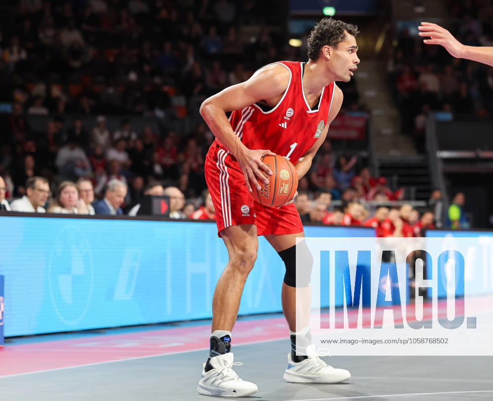 Oscar da Silva (FC Bayern Basketball, 01) mit Ball, GER, FC Bayern Muenchen vs. Skyliners Frankfurt, Basketball, easycredit Basketball Bundesliga, BBL, 21. Spieltag, Saison 2024 2025, 11.02.2025, GER, FC Bayern Muenchen vs. Skyliners Frankfurt, Basketball, easycredit Basketball Bundesliga, BBL, 21. Spieltag, Saison 2024 2025, 11.02.2025 Muenchen