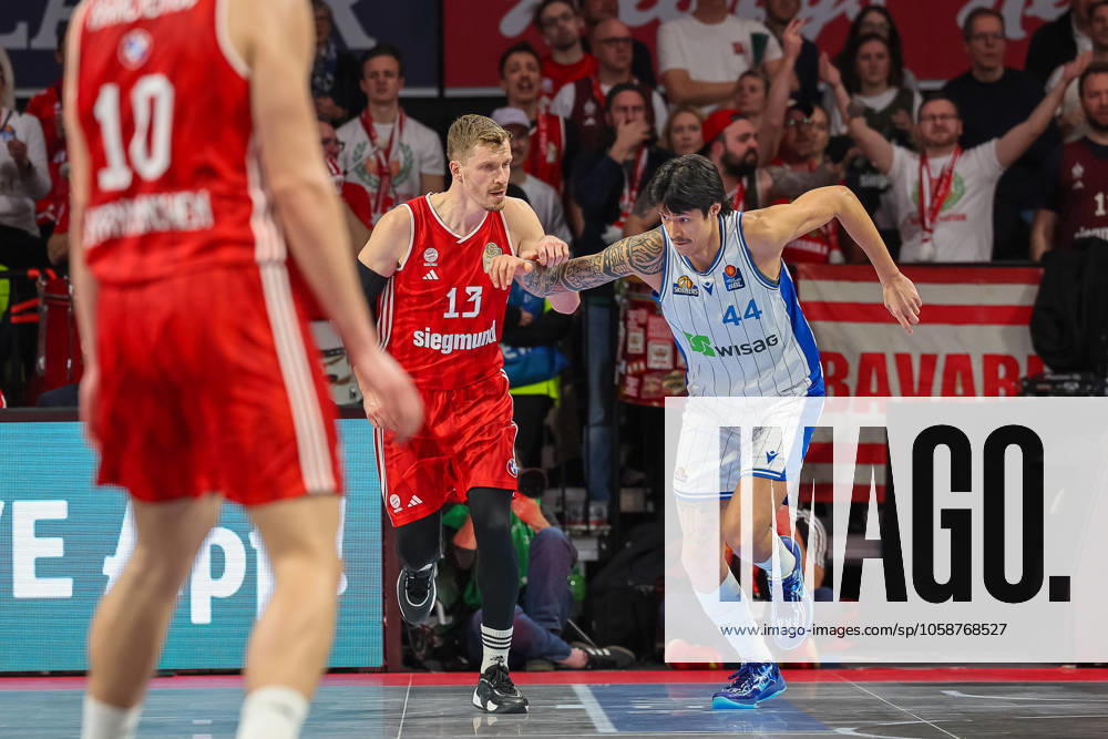 Andreas Obst (FC Bayern Basketball, 13) im Duell mit Kamaka Hepa (Frankfurt Skyliners, 44), GER, FC Bayern Muenchen vs. Skyliners Frankfurt, Basketball, easycredit Basketball Bundesliga, BBL, 21. Spieltag, Saison 2024 2025, 11.02.2025, GER, FC Bayern Muenchen vs. Skyliners Frankfurt, Basketball, easycredit Basketball Bundesliga, BBL, 21. Spieltag, Saison 2024 2025, 11.02.2025 Muenchen