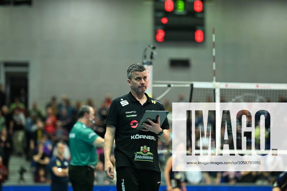 Alexander Waibl (Cheftrainer Dresdner SC) Dresdner SC vs. VfB Suhl Lotto Thueringen, 1. Volleyball Bundesliga Frauen, Spielzeit 2024 2025, 12.02.2025 Dresdner SC vs. VfB Suhl Lotto Thueringen, 1. Volleyball Bundesliga Frauen, Spielzeit 2024 2025, 12.02.2025 Dresden