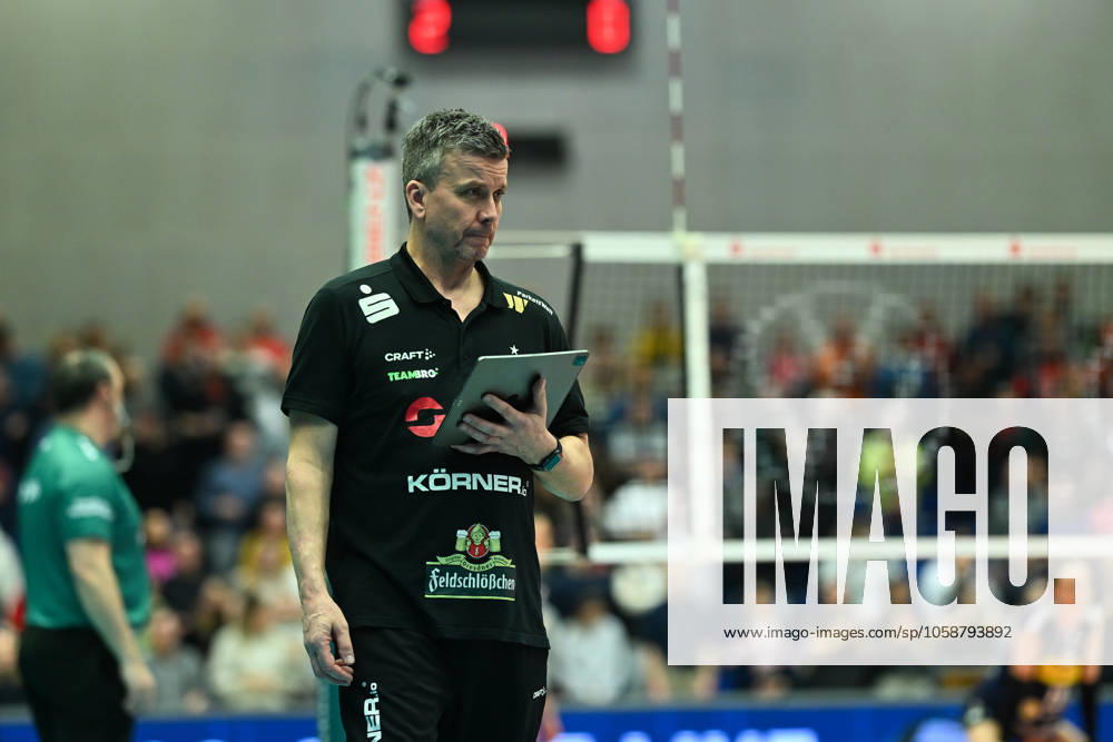 Alexander Waibl (Cheftrainer Dresdner SC) Dresdner SC vs. VfB Suhl Lotto Thueringen, 1. Volleyball Bundesliga Frauen, Spielzeit 2024 2025, 12.02.2025 Dresdner SC vs. VfB Suhl Lotto Thueringen, 1. Volleyball Bundesliga Frauen, Spielzeit 2024 2025, 12.02.2025 Dresden
