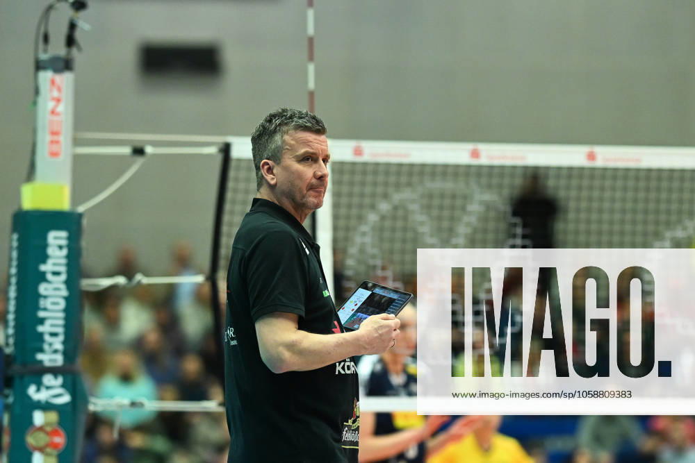Alexander Waibl (Cheftrainer Dresdner SC) Dresdner SC vs. VfB Suhl Lotto Thueringen, 1. Volleyball Bundesliga Frauen, Spielzeit 2024 2025, 12.02.2025 Dresdner SC vs. VfB Suhl Lotto Thueringen, 1. Volleyball Bundesliga Frauen, Spielzeit 2024 2025, 12.02.2025 Dresden