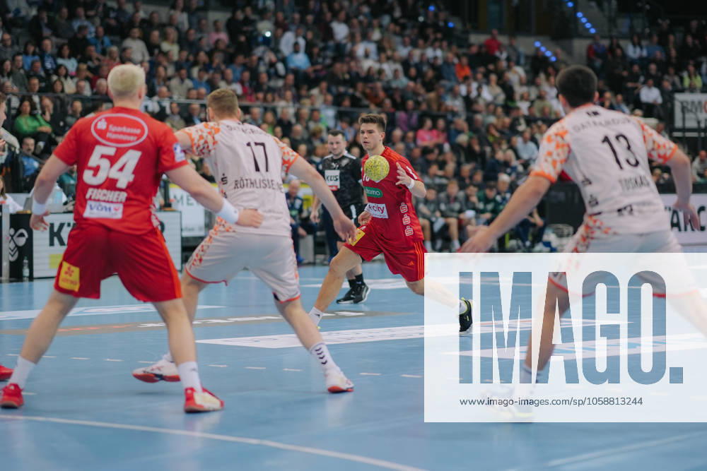 Renars Uscins (TSV Hannover-Burgdorf, 10) in der Mitte beim Spielaufbau, v.l. Justus Fischer (TSV Hannover-Burgdorf, 54)Samuel Roethlisberger (TVB Stuttgart, 17) und Achilleas Toskas (TVB Stuttgart, 13), TVB Stuttgart vs. TSV Hannover-Burgdorf, Handball, 1. Bundesliga, 19. Spieltag, Saison 2024 2025, 13.02.2025, TVB Stuttgart vs. TSV Hannover-Burgdorf, Handball, 1. Bundesliga, 19. Spieltag, Saison 2024 2025, 13.02.2025 Stuttgart