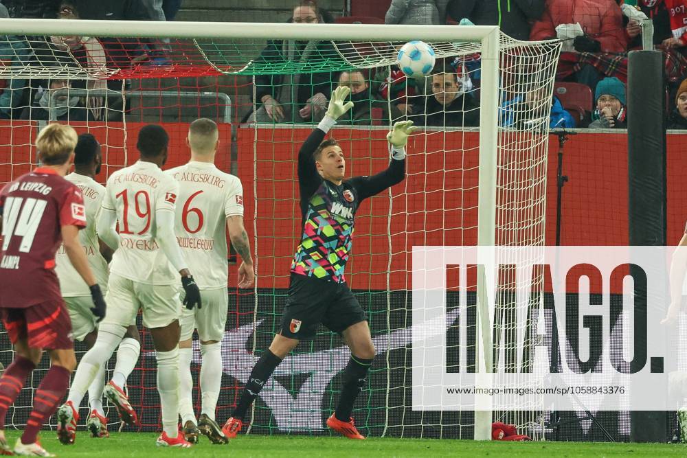 Torwartaktion von Finn Dahmen 1 (FC Augsburg), FC Augsburg vs. RB Leipzig, Fussball, 1. Bundesliga, 22. Spieltag, 14.02.2025 DFB regulations prohibit any use of photographs as image sequences and or quasi-video Augsburg Bayern Deutschland