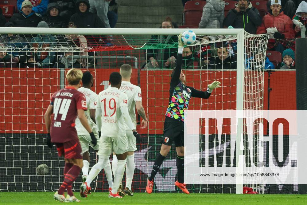 Torwartaktion von Finn Dahmen 1 (FC Augsburg), FC Augsburg vs. RB Leipzig, Fussball, 1. Bundesliga, 22. Spieltag, 14.02.2025 DFB regulations prohibit any use of photographs as image sequences and or quasi-video Augsburg Bayern Deutschland