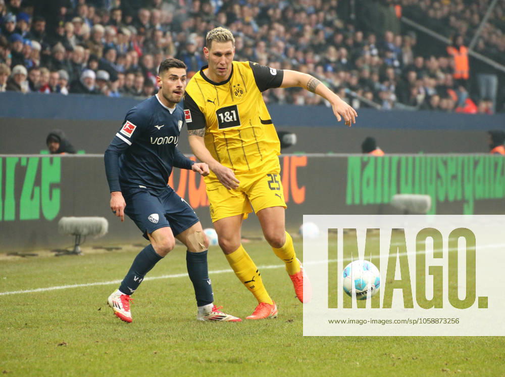 Fussball 1.Bundesliga, VfL Bochum - Borussia Dortmund v.l. Georgios Masouras (VfL Bochum), Niklas Süle (Borussia Dortmund) Bochum