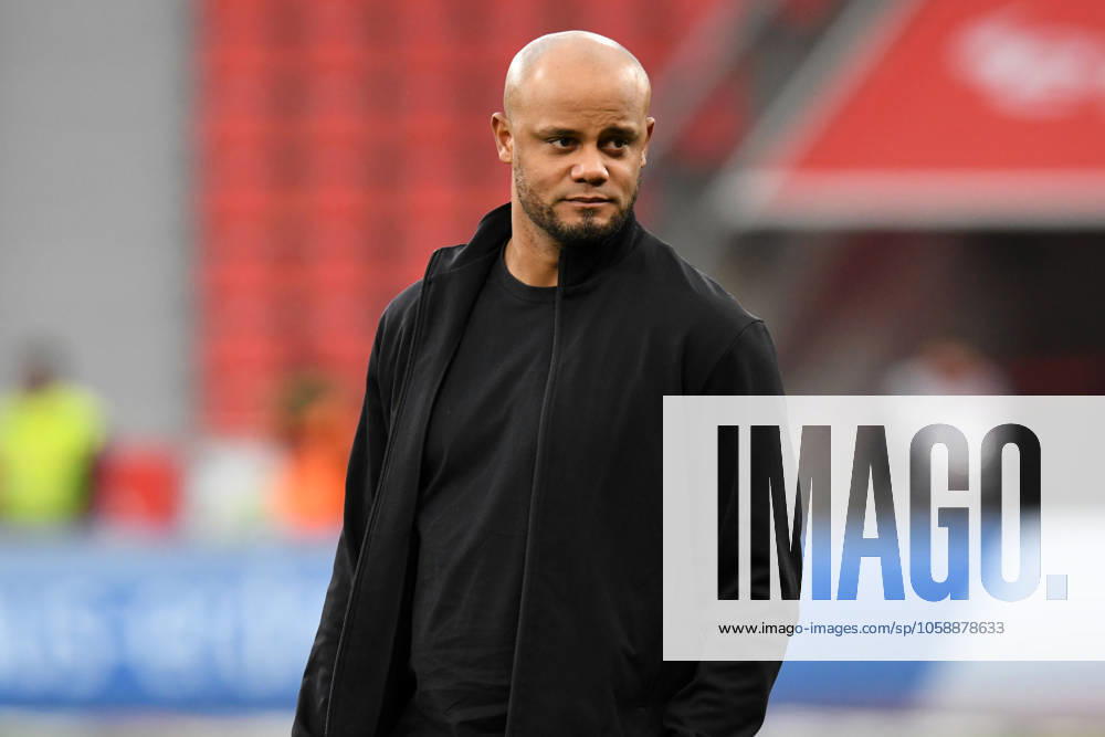 Trainer Vincent Kompany ( FC Bayern Muenchen ). GER, Bayer 04 Leverkusen vs FC Bayern Muenchen, Fussball, Bundesliga, 22. Spieltag, Spielzeit 2024 2025, 15.02.2025 DFL REGULATIONS PROHIBIT ANY USE OF PHOTOGRAPHS AS IMAGE SEQUENCES AND OR QUASI-VIDEO GER, Bayer 04 Leverkusen vs FC Bayern Muenchen, Fussball, Bundesliga, 22. Spieltag, Spielzeit 2024 2025, 15.02.2025 Leverkusen