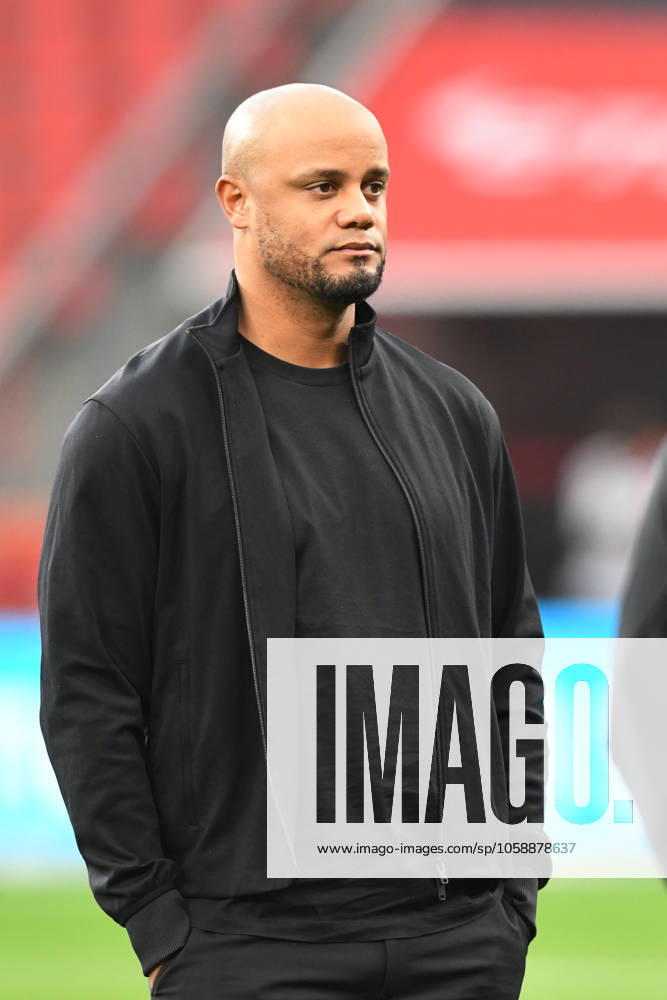 Trainer Vincent Kompany ( FC Bayern Muenchen ). GER, Bayer 04 Leverkusen vs FC Bayern Muenchen, Fussball, Bundesliga, 22. Spieltag, Spielzeit 2024 2025, 15.02.2025 DFL REGULATIONS PROHIBIT ANY USE OF PHOTOGRAPHS AS IMAGE SEQUENCES AND OR QUASI-VIDEO GER, Bayer 04 Leverkusen vs FC Bayern Muenchen, Fussball, Bundesliga, 22. Spieltag, Spielzeit 2024 2025, 15.02.2025 Leverkusen