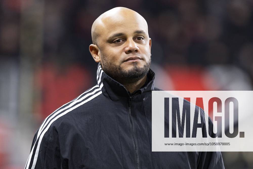 Vincent Kompany (FC Bayern München, Cheftrainer). Leverkusen, Fussball 1.Bundesliga 22. Spieltag, Spieltag 22, Bayer 04 Leverkusen - FC Bayern München, 15.02.2024, BayArena, Leverkusen. DFL regulations prohibit any use of photographs as image sequences and or quasi-video Â