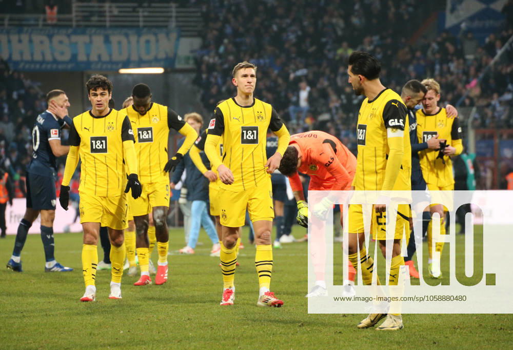 Fussball 1.Bundesliga, VfL Bochum - Borussia Dortmund v.l. Giovanni Reyna, Nico Schlotterbeck, Gregor Kobel, Emre Can (Borussia Dortmund) Bochum