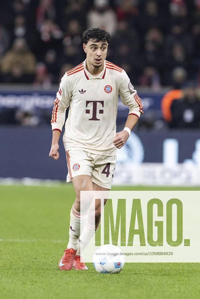 Aleksandar Pavlovic (FC Bayern München, 45). Leverkusen, Fussball 1.Bundesliga 22. Spieltag, Spieltag 22, Bayer 04 Leverkusen - FC Bayern München, 15.02.2024, BayArena, Leverkusen. DFL regulations prohibit any use of photographs as image sequences and or quasi-video Â