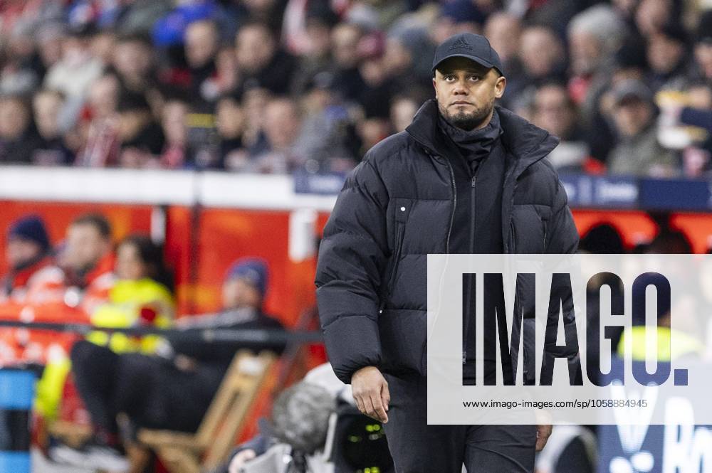 Vincent Kompany (FC Bayern München, Cheftrainer). Leverkusen, Fussball 1.Bundesliga 22. Spieltag, Spieltag 22, Bayer 04 Leverkusen - FC Bayern München, 15.02.2024, BayArena, Leverkusen. DFL regulations prohibit any use of photographs as image sequences and or quasi-video Â