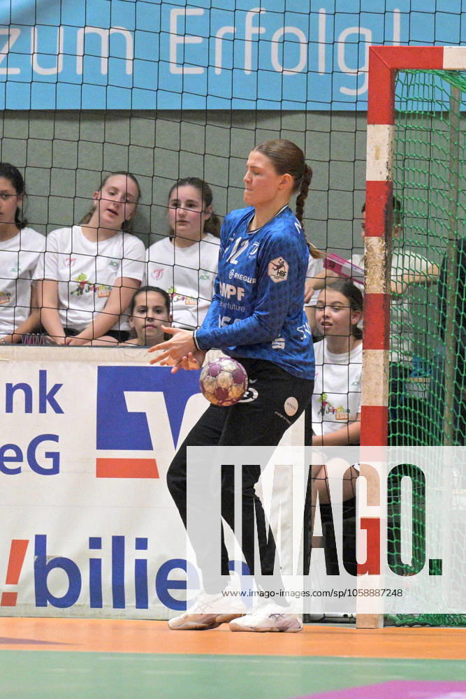 Marie Kristin Weiss (TusSies Metzingen, 12) im Tor TusSies Metzingen vs. BSV Sachsen Zwickau, Handball, HBF, 17.Ligaspieltag, Saison 2024 2025, 15.02.2025 TusSies Metzingen vs. BSV Sachsen Zwickau, Handball, HBF, 17.Ligaspieltag, Saison 2024 2025, 15.02.2025 Metzingen