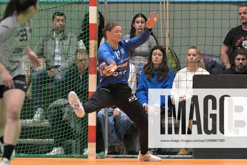 Marie Kristin Weiss (TusSies Metzingen, 12) im Tor TusSies Metzingen vs. BSV Sachsen Zwickau, Handball, HBF, 17.Ligaspieltag, Saison 2024 2025, 15.02.2025 TusSies Metzingen vs. BSV Sachsen Zwickau, Handball, HBF, 17.Ligaspieltag, Saison 2024 2025, 15.02.2025 Metzingen