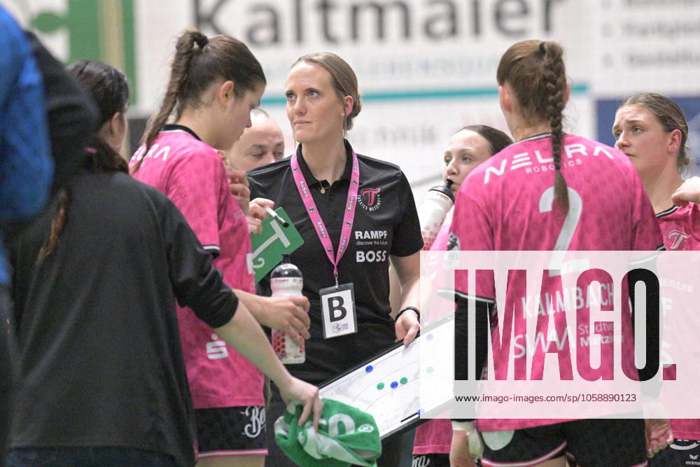 Miriam Hirsch (TusSies Metzingen, Trainerin) im Time Out TusSies Metzingen vs. BSV Sachsen Zwickau, Handball, HBF, 17.Ligaspieltag, Saison 2024 2025, 15.02.2025 TusSies Metzingen vs. BSV Sachsen Zwickau, Handball, HBF, 17.Ligaspieltag, Saison 2024 2025, 15.02.2025 Metzingen