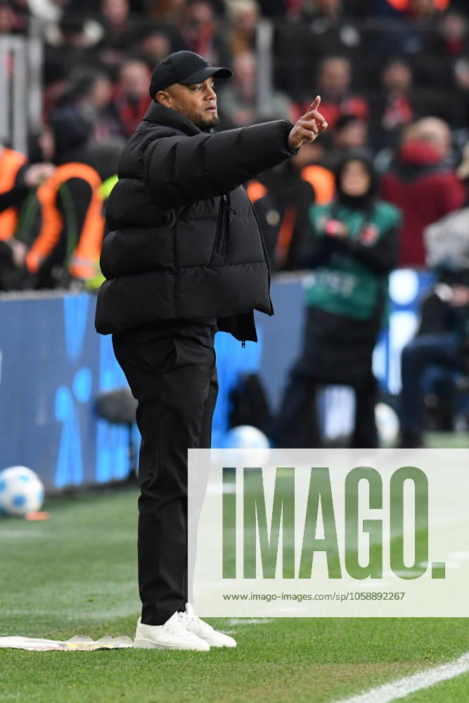 Trainer Vincent Kompany ( FC Bayern Muenchen ) gibt Anweisungen. GER, Bayer 04 Leverkusen vs FC Bayern Muenchen, Fussball, Bundesliga, 22. Spieltag, Spielzeit 2024 2025, 15.02.2025 DFL REGULATIONS PROHIBIT ANY USE OF PHOTOGRAPHS AS IMAGE SEQUENCES AND OR QUASI-VIDEO GER, Bayer 04 Leverkusen vs FC Bayern Muenchen, Fussball, Bundesliga, 22. Spieltag, Spielzeit 2024 2025, 15.02.2025 Leverkusen