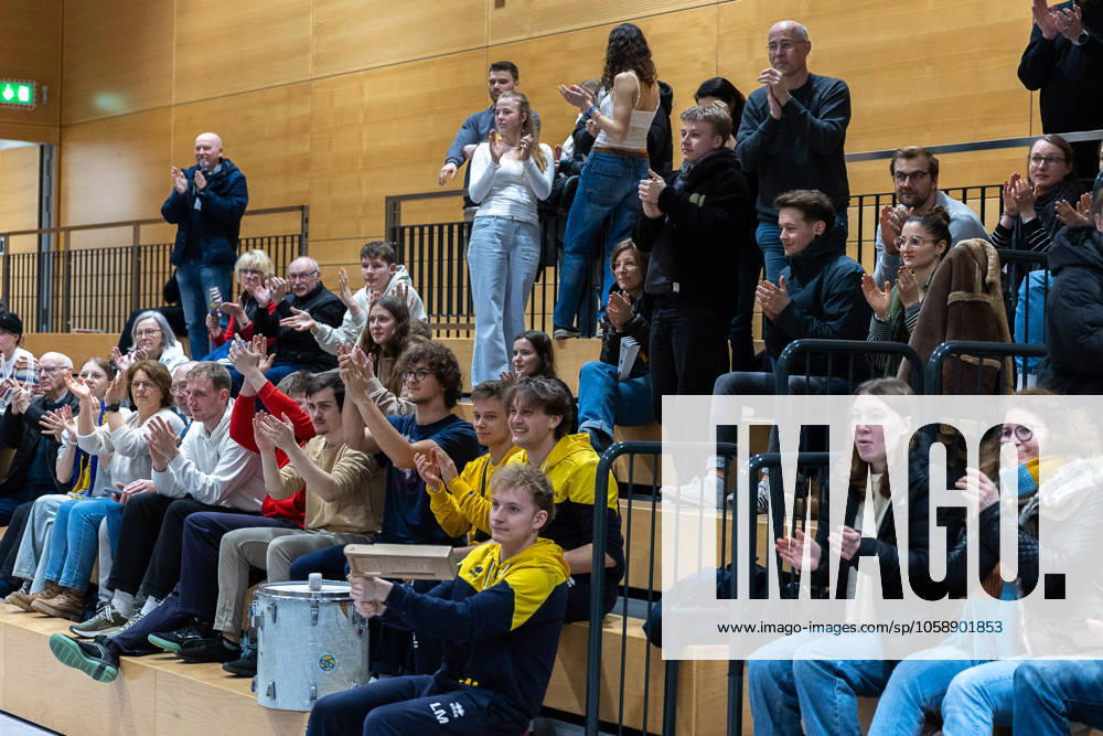 Fan, Fans, Zuschauer, jubelt, Jubel, positive Emotionen, positive Emotion, Spielende, SV Schwaig Volleyball - Blue Volleys Gotha, Volleyball, 2. Bundesliga Sued, , 15.02.2025 SV Schwaig Volleyball - Blue Volleys Gotha, Volleyball, 2. Bundesliga Sued, , 15.02.2025 Schwaig
