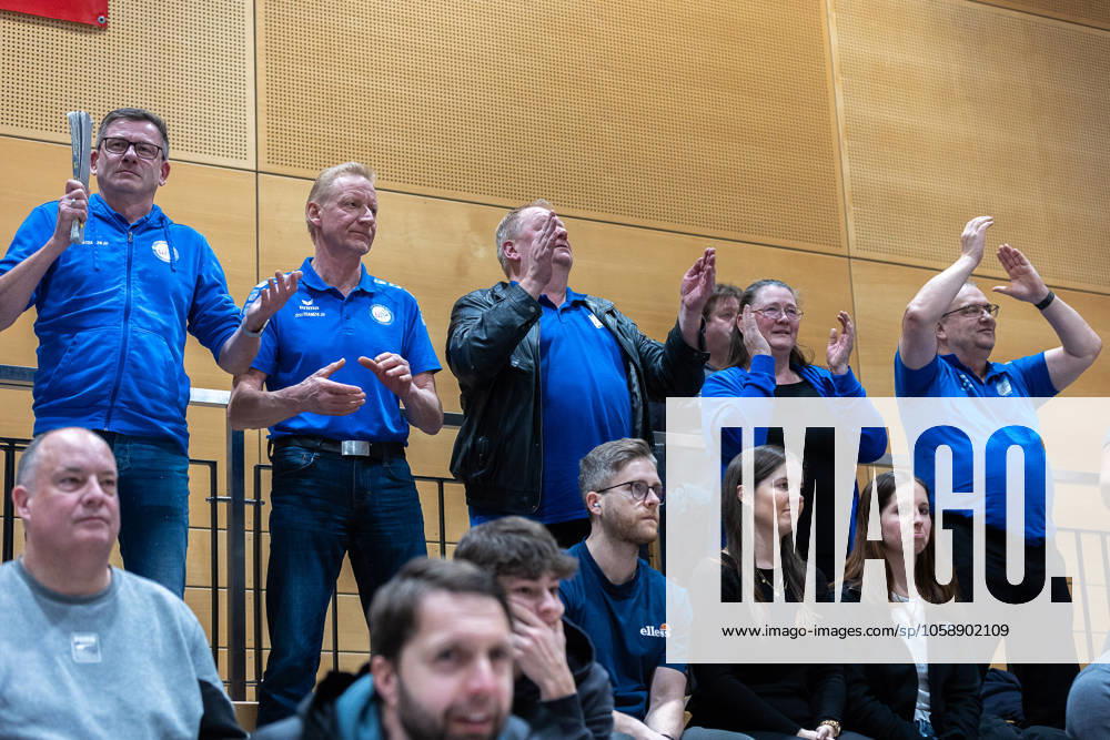Fan, Fans, Zuschauer, jubelt, Jubel, positive Emotionen, positive Emotion, SV Schwaig Volleyball - Blue Volleys Gotha, Volleyball, 2. Bundesliga Sued, , 15.02.2025 SV Schwaig Volleyball - Blue Volleys Gotha, Volleyball, 2. Bundesliga Sued, , 15.02.2025 Schwaig