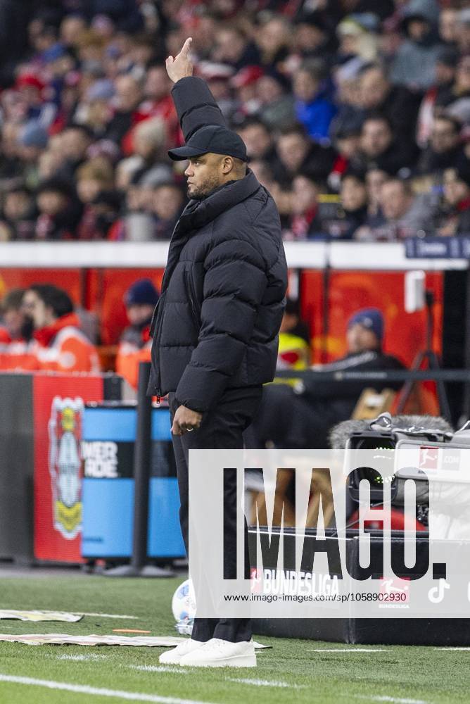 Vincent Kompany (FC Bayern München, Cheftrainer) gestikuliert. Leverkusen, Fussball 1.Bundesliga 22. Spieltag, Spieltag 22, Bayer 04 Leverkusen - FC Bayern München, 15.02.2024, BayArena, Leverkusen. DFL regulations prohibit any use of photographs as image sequences and or quasi-video Â
