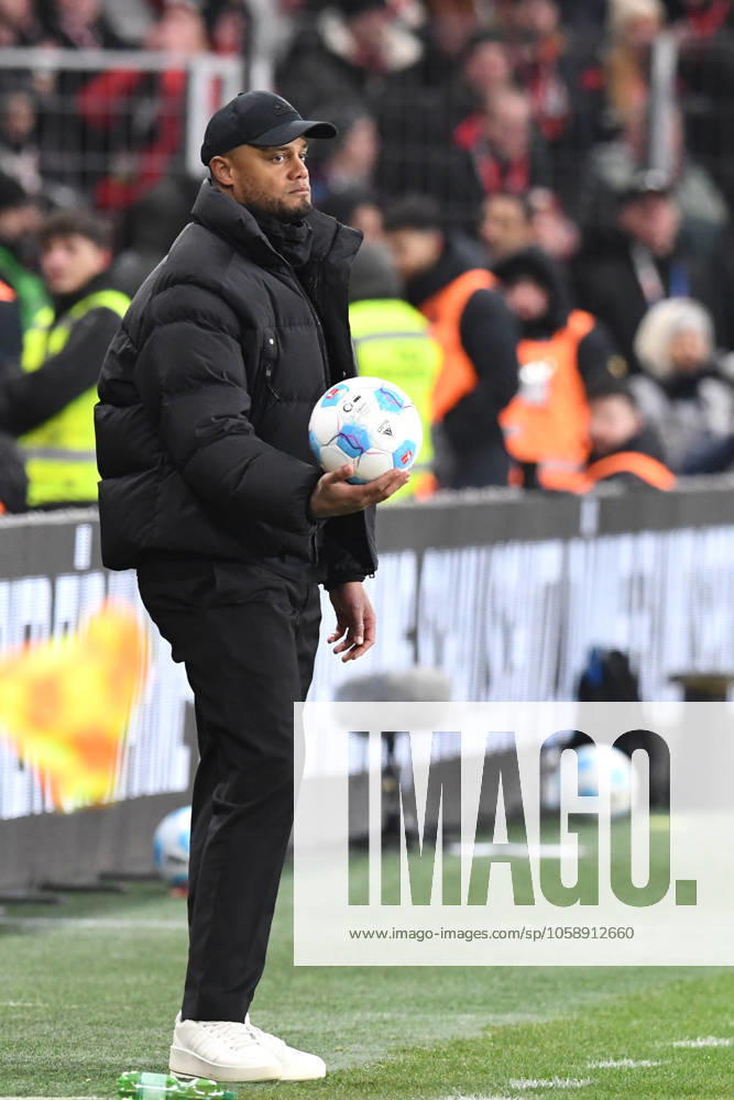Trainer Vincent Kompany ( FC Bayern Muenchen ) mit Ball in der Hand. GER, Bayer 04 Leverkusen vs FC Bayern Muenchen, Fussball, Bundesliga, 22. Spieltag, Spielzeit 2024 2025, 15.02.2025 DFL REGULATIONS PROHIBIT ANY USE OF PHOTOGRAPHS AS IMAGE SEQUENCES AND OR QUASI-VIDEO GER, Bayer 04 Leverkusen vs FC Bayern Muenchen, Fussball, Bundesliga, 22. Spieltag, Spielzeit 2024 2025, 15.02.2025 Leverkusen