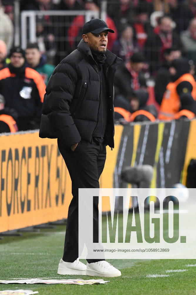 Trainer Vincent Kompany ( FC Bayern Muenchen ). GER, Bayer 04 Leverkusen vs FC Bayern Muenchen, Fussball, Bundesliga, 22. Spieltag, Spielzeit 2024 2025, 15.02.2025 DFL REGULATIONS PROHIBIT ANY USE OF PHOTOGRAPHS AS IMAGE SEQUENCES AND OR QUASI-VIDEO GER, Bayer 04 Leverkusen vs FC Bayern Muenchen, Fussball, Bundesliga, 22. Spieltag, Spielzeit 2024 2025, 15.02.2025 Leverkusen