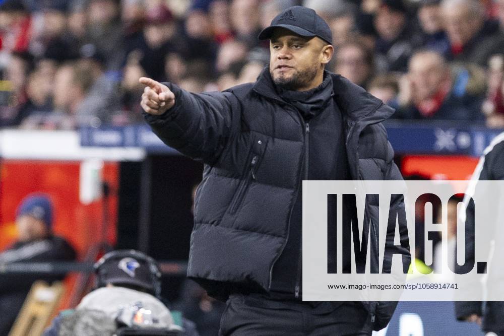 Vincent Kompany (FC Bayern München, Cheftrainer). Leverkusen, Fussball 1.Bundesliga 22. Spieltag, Spieltag 22, Bayer 04 Leverkusen - FC Bayern München, 15.02.2024, BayArena, Leverkusen. DFL regulations prohibit any use of photographs as image sequences and or quasi-video Â