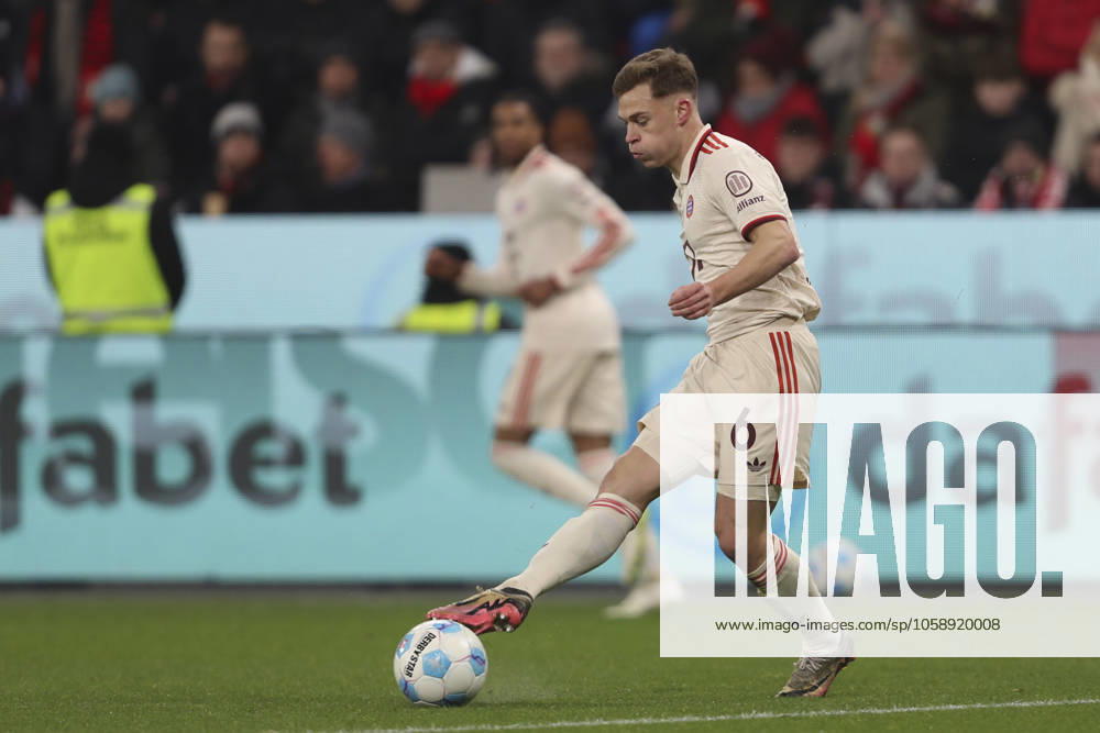 Joshua Kimmich (FC Bayern München) in Aktion, am Ball, Einzelaktion waehrend des Spiels der 1. Bundesliga zwischen Bayer 04 Leverkusen und FC Bayern München, BayArena am 15. February 2025 in Leverkusen, Deutschland. (Foto von Oliver Kaelke DeFodi Images) +++ Joshua Kimmich (FC Bayern München) controls the ball during the Bundesliga match between Bayer 04 Leverkusen and FC Bayern München at BayArena on February 15, 2025 in Leverkusen, Germany. (Photo by Oliver Kaelke DeFodi Images) DFL regulations prohibit any use of photographs as image sequences and or quasi-video. (Photo by Oliver Kaelke DeFodi Images) Defodi-678_2025_02_15_LEVFCB_0657