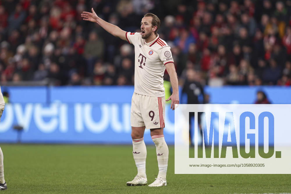 Harry Kane (FC Bayern München) gestikuliert, Gestik waehrend des Spiels der 1. Bundesliga zwischen Bayer 04 Leverkusen und FC Bayern München, BayArena am 15. February 2025 in Leverkusen, Deutschland. (Foto von Oliver Kaelke DeFodi Images) +++ Harry Kane (FC Bayern München) gestures during the Bundesliga match between Bayer 04 Leverkusen and FC Bayern München at BayArena on February 15, 2025 in Leverkusen, Germany. (Photo by Oliver Kaelke DeFodi Images) DFL regulations prohibit any use of photographs as image sequences and or quasi-video. (Photo by Oliver Kaelke DeFodi Images) Defodi-678_2025_02_15_LEVFCB_1373