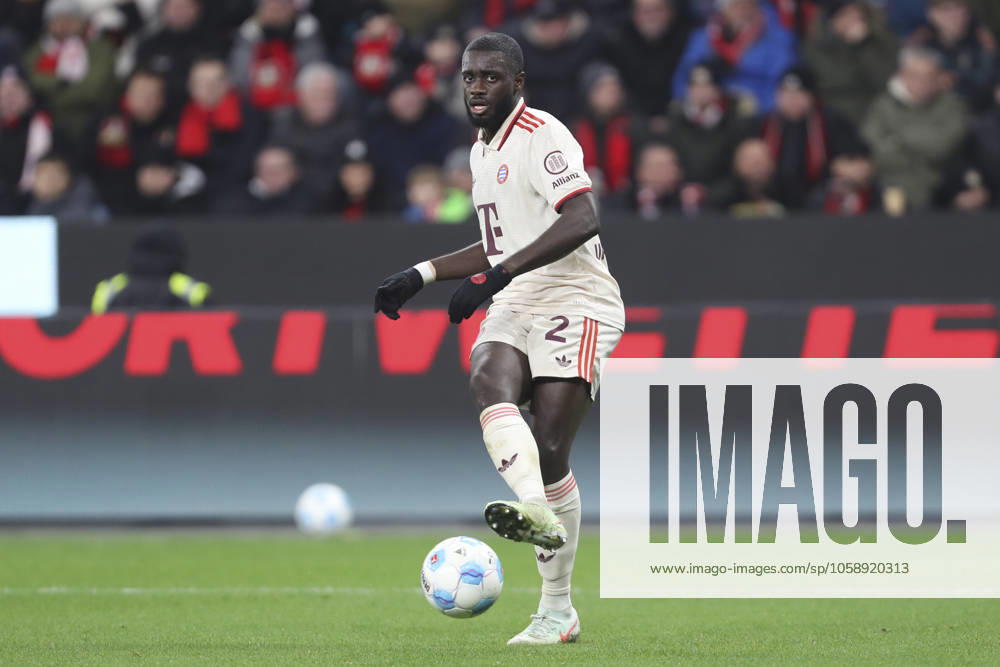 Dayot Upamecano (FC Bayern München) in Aktion, am Ball, Einzelaktion waehrend des Spiels der 1. Bundesliga zwischen Bayer 04 Leverkusen und FC Bayern München, BayArena am 15. February 2025 in Leverkusen, Deutschland. (Foto von Oliver Kaelke DeFodi Images) +++ Dayot Upamecano (FC Bayern München) controls the ball during the Bundesliga match between Bayer 04 Leverkusen and FC Bayern München at BayArena on February 15, 2025 in Leverkusen, Germany. (Photo by Oliver Kaelke DeFodi Images) DFL regulations prohibit any use of photographs as image sequences and or quasi-video. (Photo by Oliver Kaelke DeFodi Images) Defodi-678_2025_02_15_LEVFCB_1254
