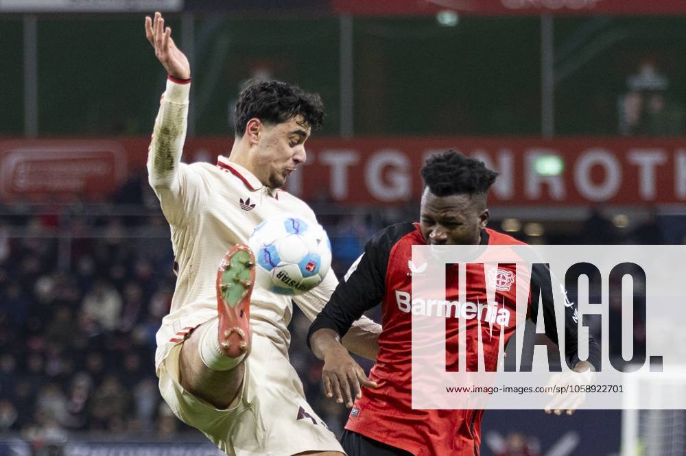 Aleksandar Pavlovic (FC Bayern München, 45), Edmond Tapsoba (Bayer 04 Leverkusen, 12). Leverkusen, Fussball 1.Bundesliga 22. Spieltag, Spieltag 22, Bayer 04 Leverkusen - FC Bayern München, 15.02.2024, BayArena, Leverkusen. DFL regulations prohibit any use of photographs as image sequences and or quasi-video Â