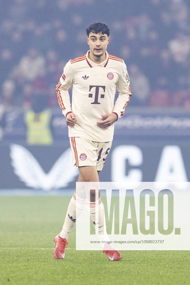 Aleksandar Pavlovic (FC Bayern München, 45). Leverkusen, Fussball 1.Bundesliga 22. Spieltag, Spieltag 22, Bayer 04 Leverkusen - FC Bayern München, 15.02.2024, BayArena, Leverkusen. DFL regulations prohibit any use of photographs as image sequences and or quasi-video Â